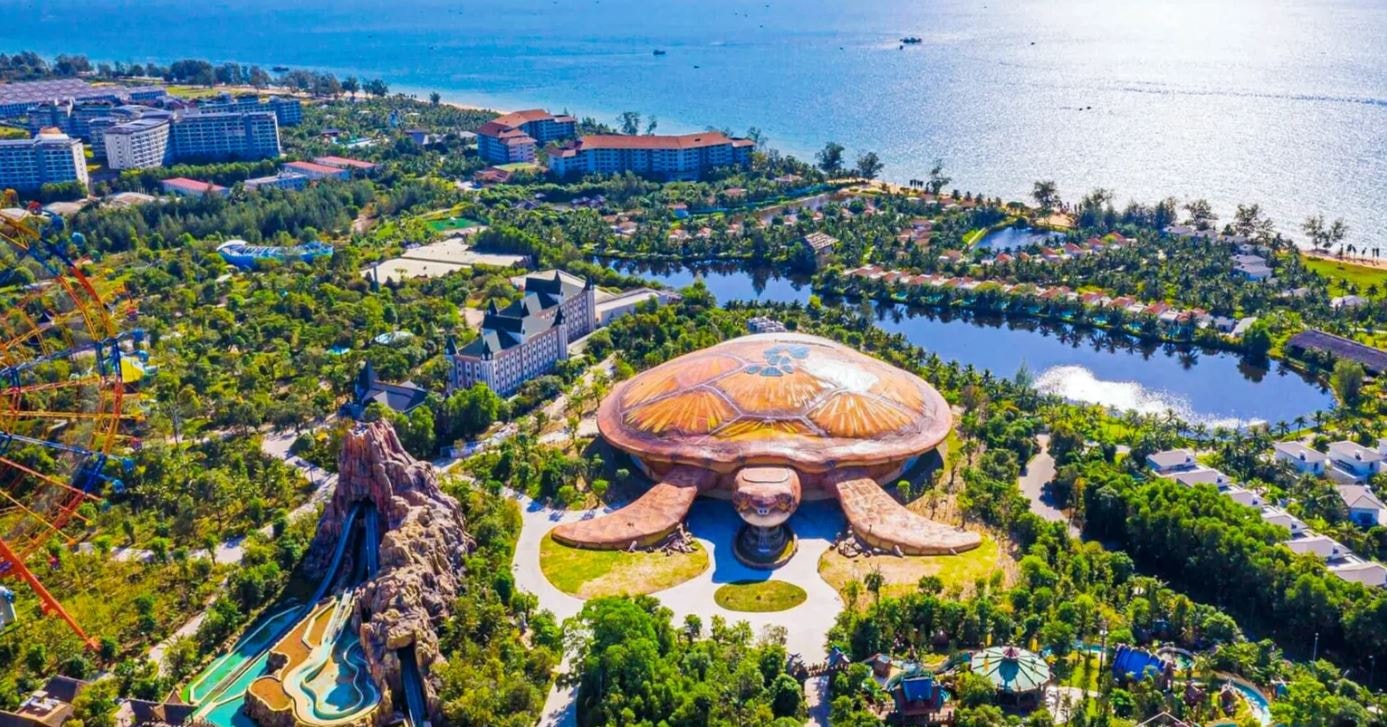 'Quân bài chiến lược' mảng nghỉ dưỡng của tỷ phú Phạm Nhật Vượng đặt mục tiêu doanh thu 16.000 tỷ năm 2026- Ảnh 2. 'Quân bài chiến lược' mảng nghỉ dưỡng của tỷ phú Phạm Nhật Vượng đặt mục tiêu doanh thu 16.000 tỷ năm 2026- Ảnh 2.
