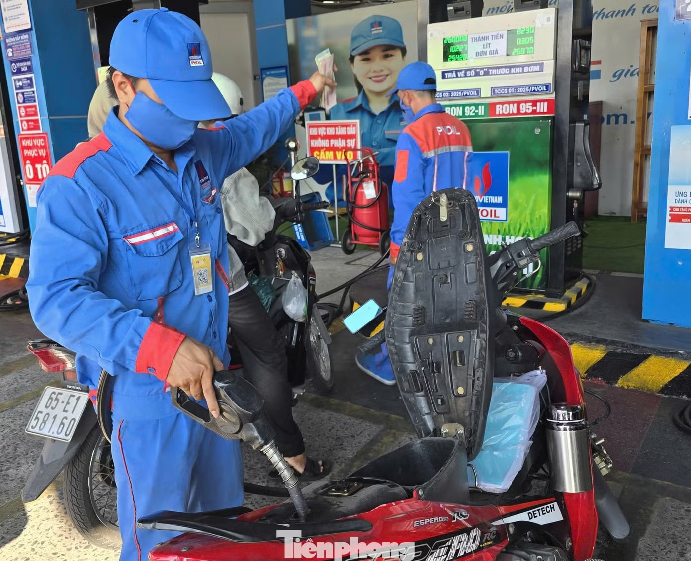 Cần Thơ có 5 thương nhân đầu mối, 20 thương nhân phân phối và 950 cửa hàng bán lẻ xăng dầu, tổng lượng tiêu thụ 2.850 m3/ngày. Giá xăng dầu tăng cao, vì sao chiết khấu có lúc 0 đồng? - Ảnh 2.