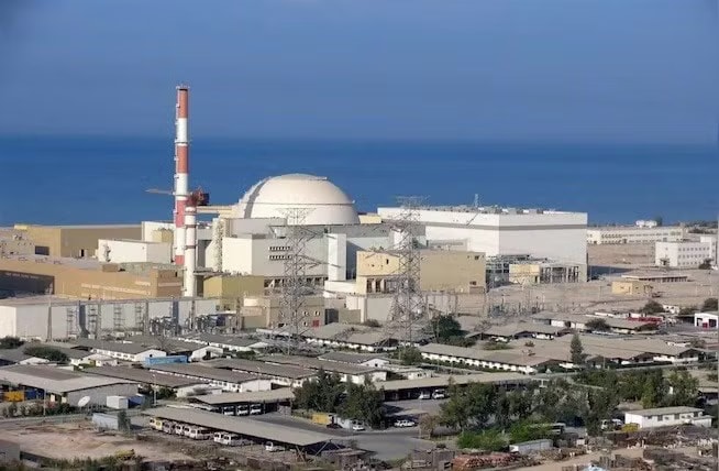 Bushehr hiện là nhà máy điện hạt nhân dân sự duy nhất đang vận hành của Iran, cung cấp 1-2% điện năng cho quốc gia này. Ảnh: NDTV. Nguy cơ xóa sổ sự sống không nằm ở Tehran mà ở vùng Vịnh - Ảnh 1.
