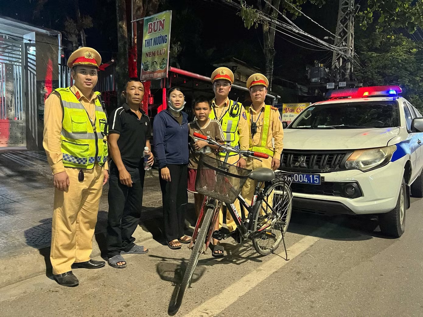 Tổ CSGT cùng gia đình cháu bé chụp ảnh lưu niệm. CSGT hỗ trợ bé trai đi xe đạp lạc hơn 150km - Ảnh 2.