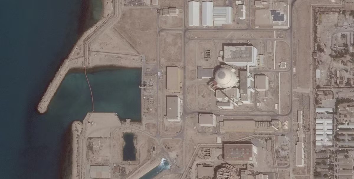 Nhà máy điện hạt nhân Bushehr nằm ở phía nam Iran và được trang bị lò phản ứng nước áp lực công suất 1.000 megawatt. Ảnh: Reuters. Nguy cơ xóa sổ sự sống không nằm ở Tehran mà ở vùng Vịnh - Ảnh 2.