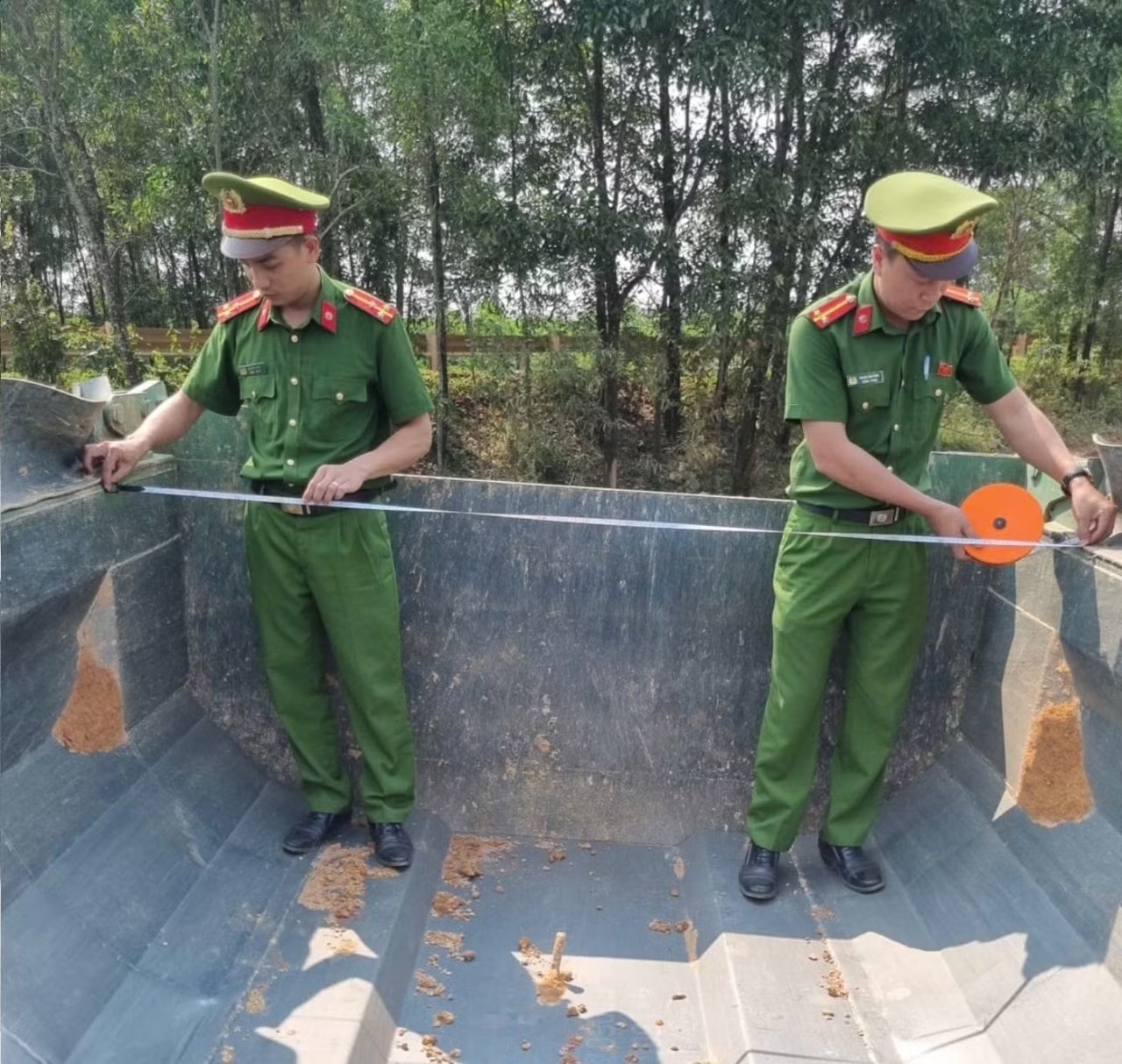 Công an các địa phương đồng loạt ra quân tổng rà soát phương tiện ô tô tải nặng. Đồng loạt tổng rà soát xe tải ‘khủng’ ở Quảng Trị - Ảnh 1.