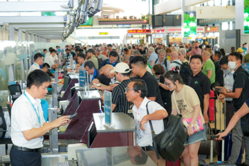 Giá nhiên liệu tăng sốc, hãng bay buộc tăng giá vé hàng loạt