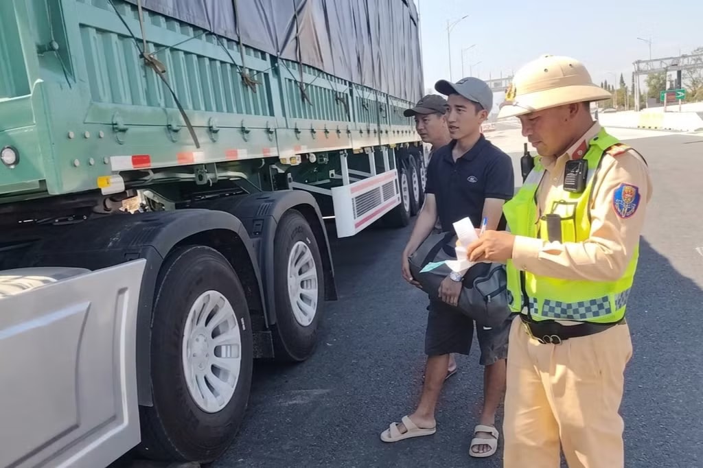 Lực lượng CSGT kiểm tra xe đầu kéo. Xe dính loạt lỗi trên cao tốc, tài xế và chủ phương tiện bị phạt hơn 100 triệu đồng - Ảnh 1.
