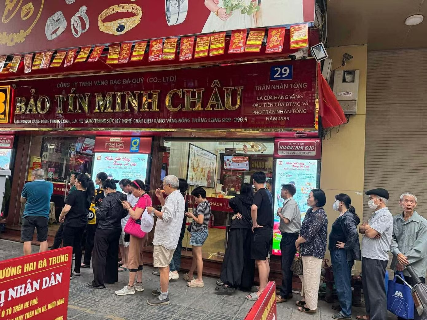 Cảnh tượng lạ tại cửa hàng vàng Bảo Tín Minh Châu - Ảnh 1.