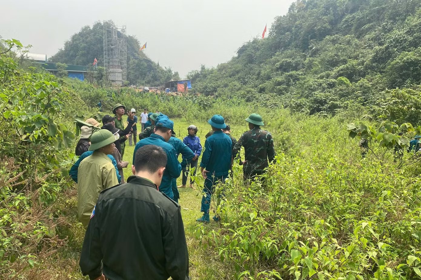 Lực lượng chức năng đã tìm thấy thi thể anh Dương sau 4 ngày mất liên lạc. Tìm thấy thi thể thợ điêu khắc mất tích trong rừng - Ảnh 1.