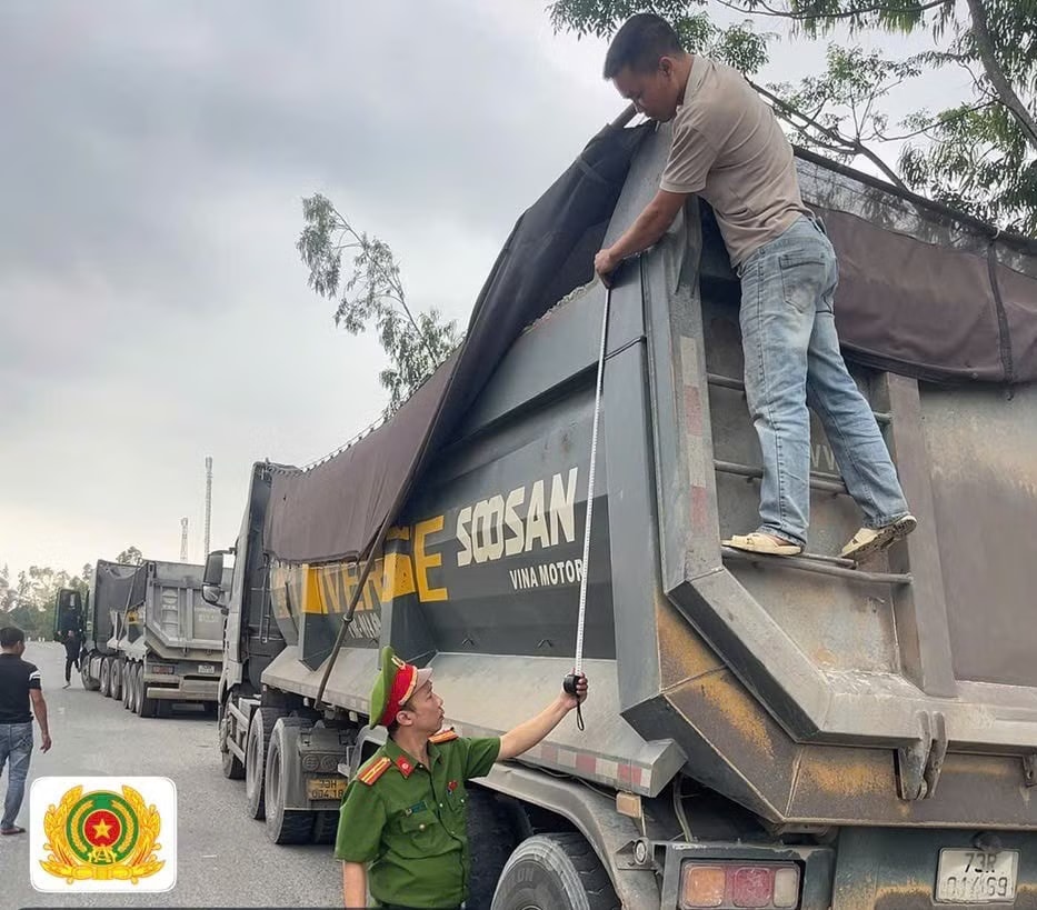 Kiểm tra chiều cao của thùng xe. Đồng loạt tổng rà soát xe tải ‘khủng’ ở Quảng Trị - Ảnh 3.