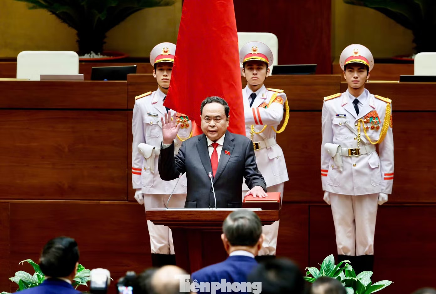 Chủ tịch Quốc hội Trần Thanh Mẫn tuyên thệ. Ảnh: Như Ý. Chủ tịch Quốc hội: Nói đi đôi với làm, làm ngay, làm đúng, làm hiệu quả, làm đến cùng - Ảnh 1.