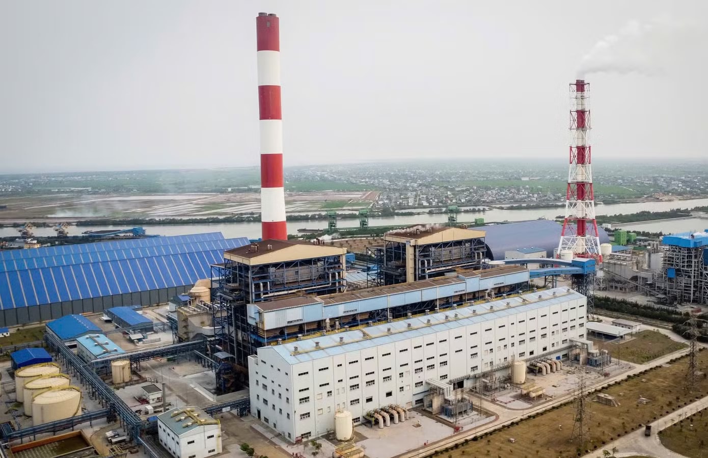 Nhìn gần nhà máy nhiệt điện Thái Bình 2 'dính' sai phạm dữ liệu quan trắc môi trường - Ảnh 1.