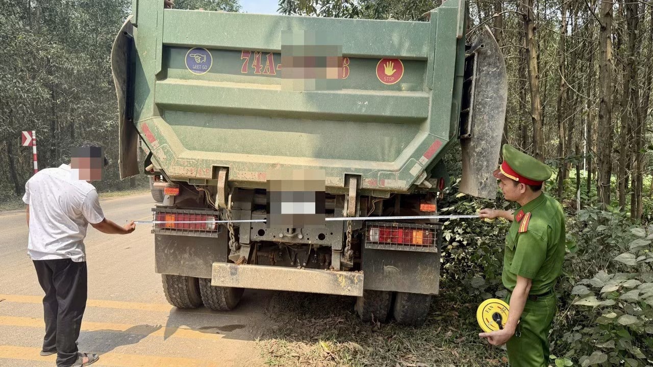 Chiều ngang xe cũng được kiểm tra. Đồng loạt tổng rà soát xe tải ‘khủng’ ở Quảng Trị - Ảnh 4.