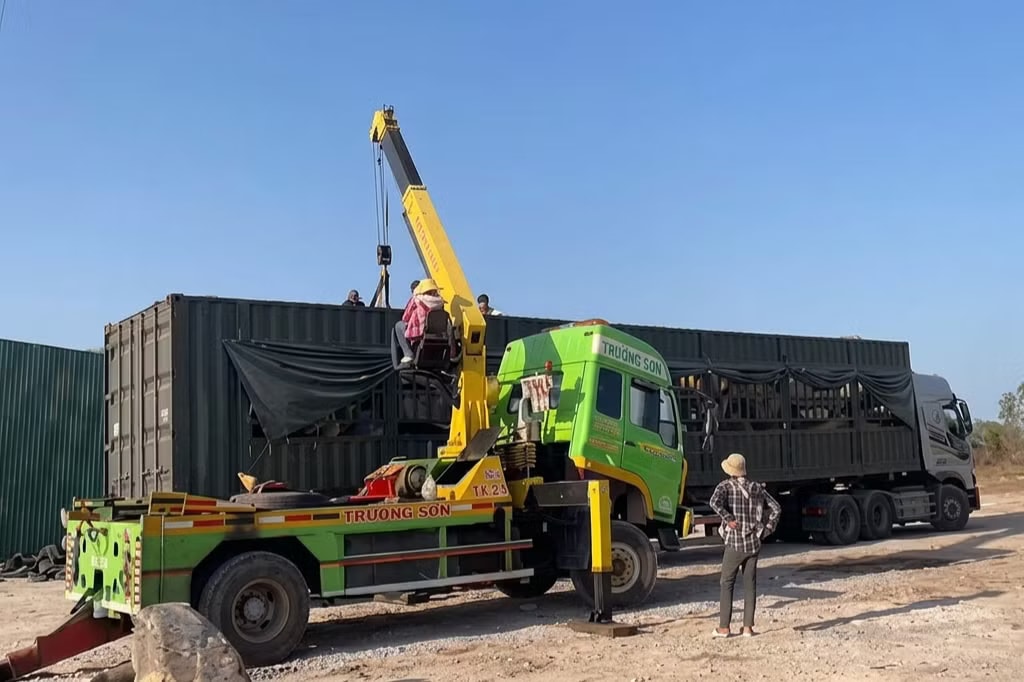 Xe đầu kéo biển số 36H-02.7XX chở hàng vượt 126,77% tải trọng cho phép. Xe dính loạt lỗi trên cao tốc, tài xế và chủ phương tiện bị phạt hơn 100 triệu đồng - Ảnh 2.