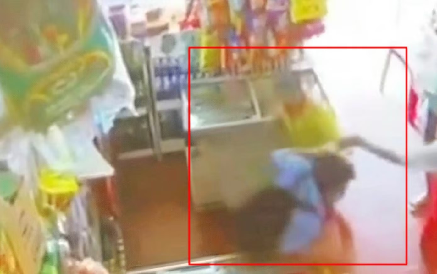 Việc bạo hành em học sinh của người đàn ông áo vàng chỉ dừng lại khi có người can ngăn. Ảnh cắt từ clip Xác minh thông tin nam sinh lớp 7 bị người đàn ông đánh tới tấp tại tiệm tạp hóa - Ảnh 2.