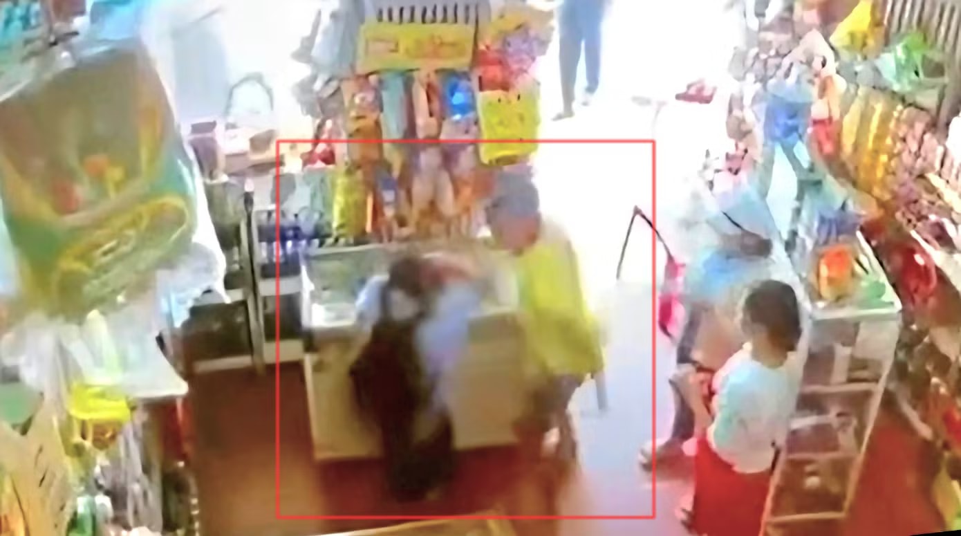 Nam sinh lớp 7 bị người đàn ông mặc áo vàng đánh liên tiếp vào mặt. Ảnh cắt từ clip Xác minh thông tin nam sinh lớp 7 bị người đàn ông đánh tới tấp tại tiệm tạp hóa - Ảnh 1.