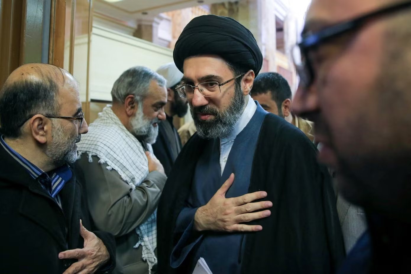 Lãnh tụ Tối cao Iran Mojtaba Khamenei. (Ảnh: Reuters) Lãnh tụ Tối cao Iran lên tiếng sau vụ quan chức tình báo cấp cao bị ám sát - Ảnh 1.