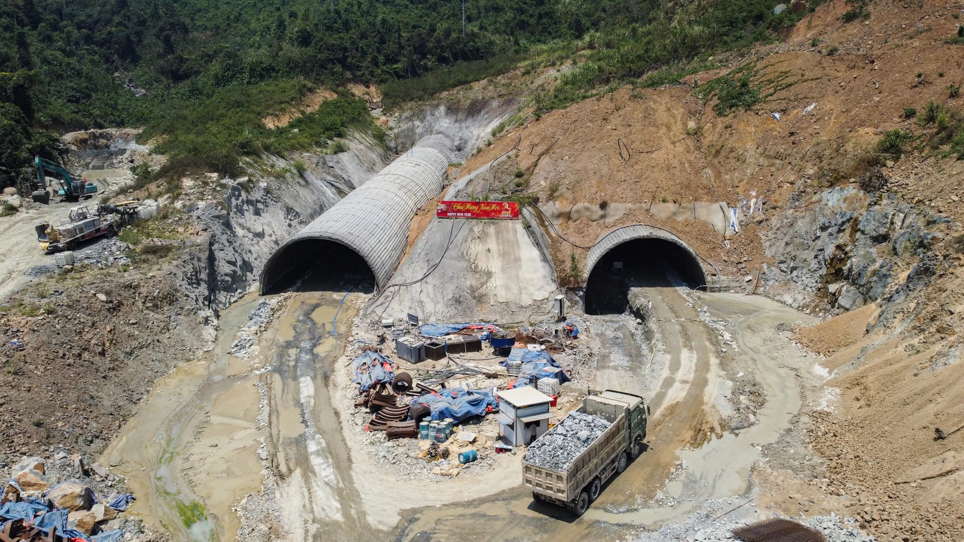 Sắp thông xe cao tốc kết nối ‘rừng - biển’ đầu tiên của Việt Nam với nhiều cây cầu và hầm xuyên núi- Ảnh 2. Sắp thông xe cao tốc kết nối ‘rừng - biển’ đầu tiên của Việt Nam với nhiều cây cầu và hầm xuyên núi- Ảnh 2.