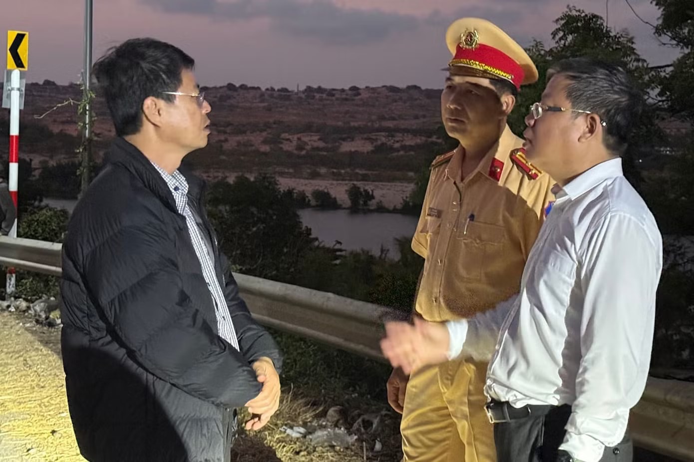 Ông Nguyễn Hồng Hải kiểm tra hiện trường tai nạn. Vụ xe khách lao xuống vực: 4 nạn nhân tử vong đều hơn 20 tuổi, người nhỏ nhất sinh năm 2013 - Ảnh 1.