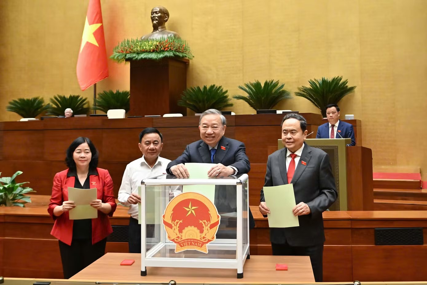 Tổng Bí thư Tô Lâm cùng lãnh đạo Đảng, Nhà nước bỏ phiếu bầu ngày 6/4. Ảnh: Như Ý. Hôm nay, Quốc hội bầu Chủ tịch nước, Thủ tướng Chính phủ - Ảnh 1.