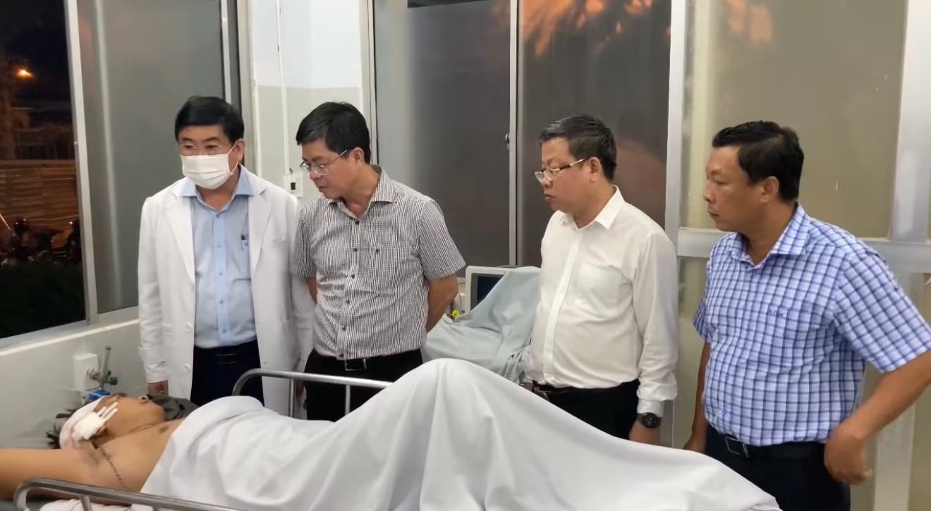 Hiện 9 nạn nhân đang điều trị tại Bệnh viện đa khoa Bình Thuận. Tin mới về tình hình sức khỏe các nạn nhân vụ xe khách lao xuống vực ở Lâm Đồng - Ảnh 1.