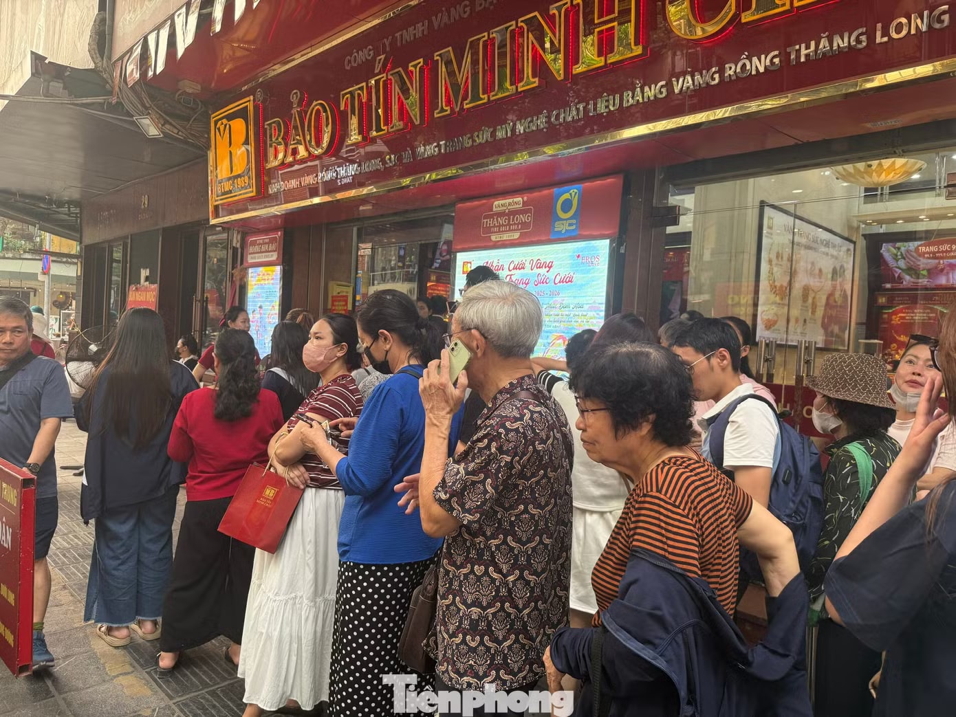 Khách xếp hàng mua bán vàng trên phố Trần Nhân Tông (Hà Nội). Cửa hàng Bảo Tín Minh Châu tấp nập khách mua vàng - Ảnh 1.