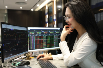 Chênh lệch giá VN30F âm gần 20 điểm rồi bật dương trước FTSE 7/4