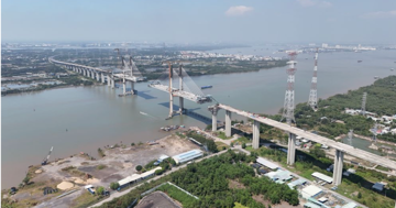 Chỉ 1 tháng nữa, chính thức hợp long cây cầu dây văng có tĩnh không cao nhất Việt Nam, nối thông miền Đông với miền Tây
