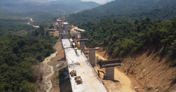 Sắp thông xe cao tốc kết nối ‘rừng - biển’ đầu tiên của Việt Nam với nhiều cây cầu và hầm xuyên núi