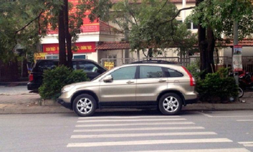 Thói quen dừng, đỗ xe tưởng vô hại có thể khiến tài xế dính phạt tới 22 triệu đồng và trừ điểm bằng lái