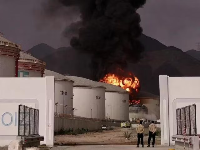 Khói và lửa bốc lên tại khu công nghiệp dầu mỏ Fujairah, UAE. Ảnh: Reuters. Nga cảnh báo toàn bộ Trung Đông đang ‘bốc cháy’ - Ảnh 1.