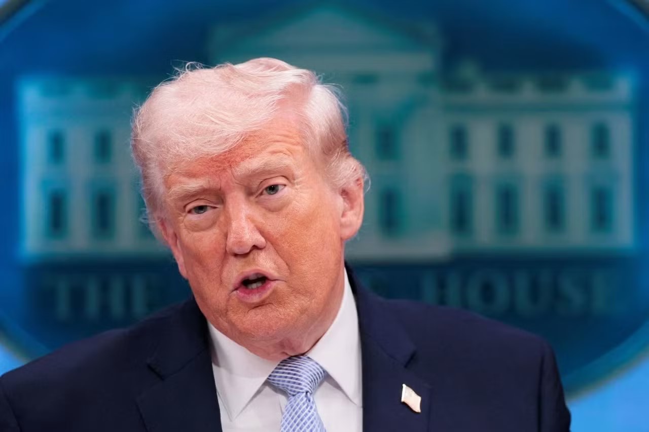 Tổng thống Mỹ Donald Trump tại cuộc họp báo ở Nhà Trắng. (Ảnh: Reuters) Tổng thống Mỹ tận dụng chiến dịch giải cứu sĩ quan F-15 để tái định hình cuộc chiến ở Iran - Ảnh 1.
