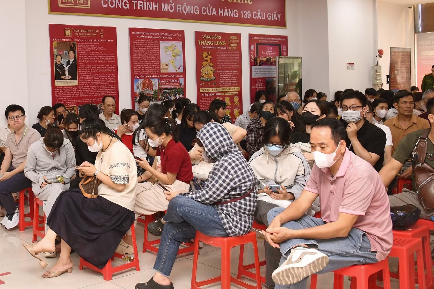 Mỗi khách hàng được mua 3 chỉ lấy ngay, người mua số lượng nhiều hơn sẽ phải nhận giấy hẹn. Cửa hàng Bảo Tín Minh Châu tấp nập khách mua vàng - Ảnh 4.