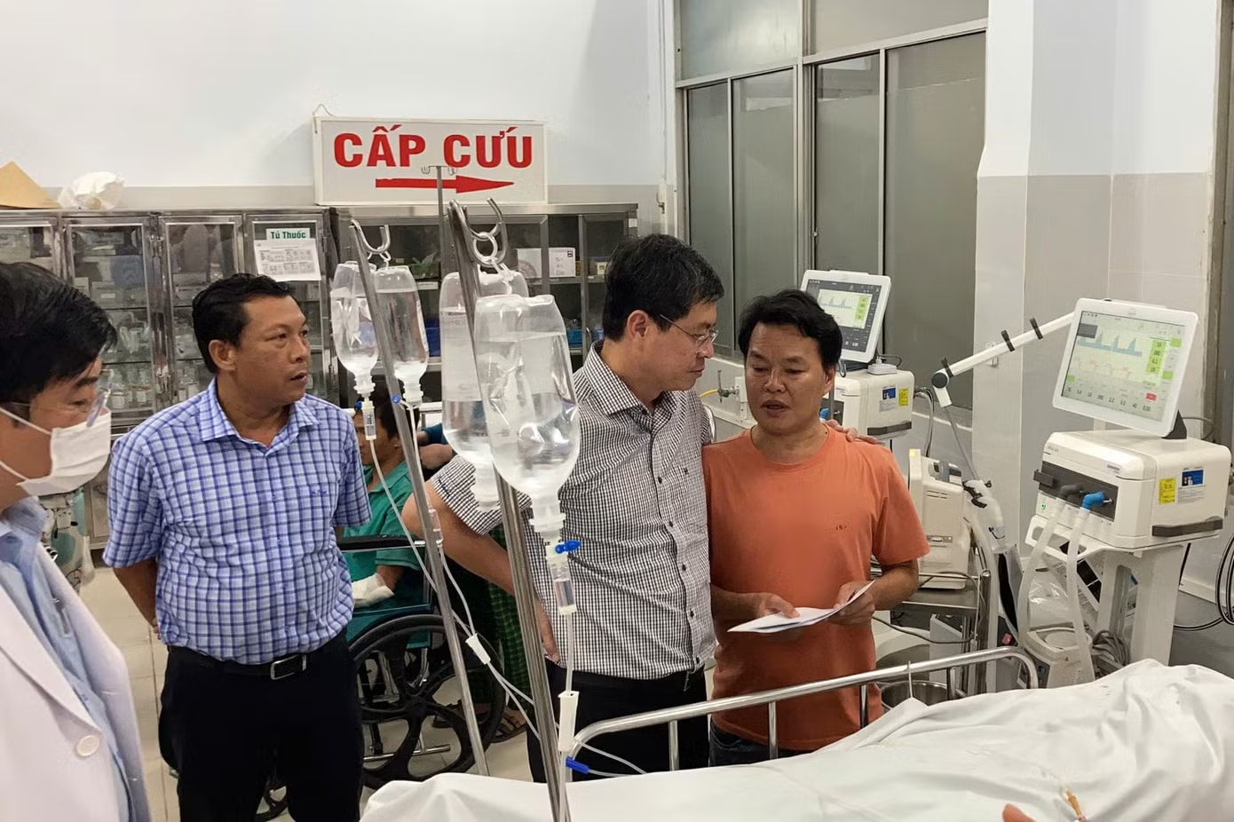 Ông Nguyễn Hồng Hải thăm hỏi, động viên người nhà nạn nhân tại bệnh viện. Vụ xe khách lao xuống vực: 4 nạn nhân tử vong đều hơn 20 tuổi, người nhỏ nhất sinh năm 2013 - Ảnh 2.