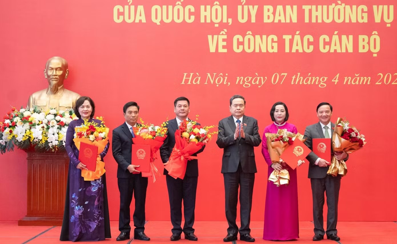 Chủ tịch Quốc hội Trần Thanh Mẫn trao Nghị quyết bầu các Phó Chủ tịch Quốc hội. Ảnh: Phạm Thắng Chủ tịch Quốc hội trao các nghị quyết về công tác cán bộ - Ảnh 1.