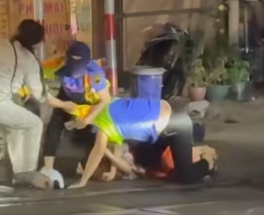 Người phụ nữ vượt rào chắn tàu, hành hung hai nhân viên đường sắt - Ảnh 1.