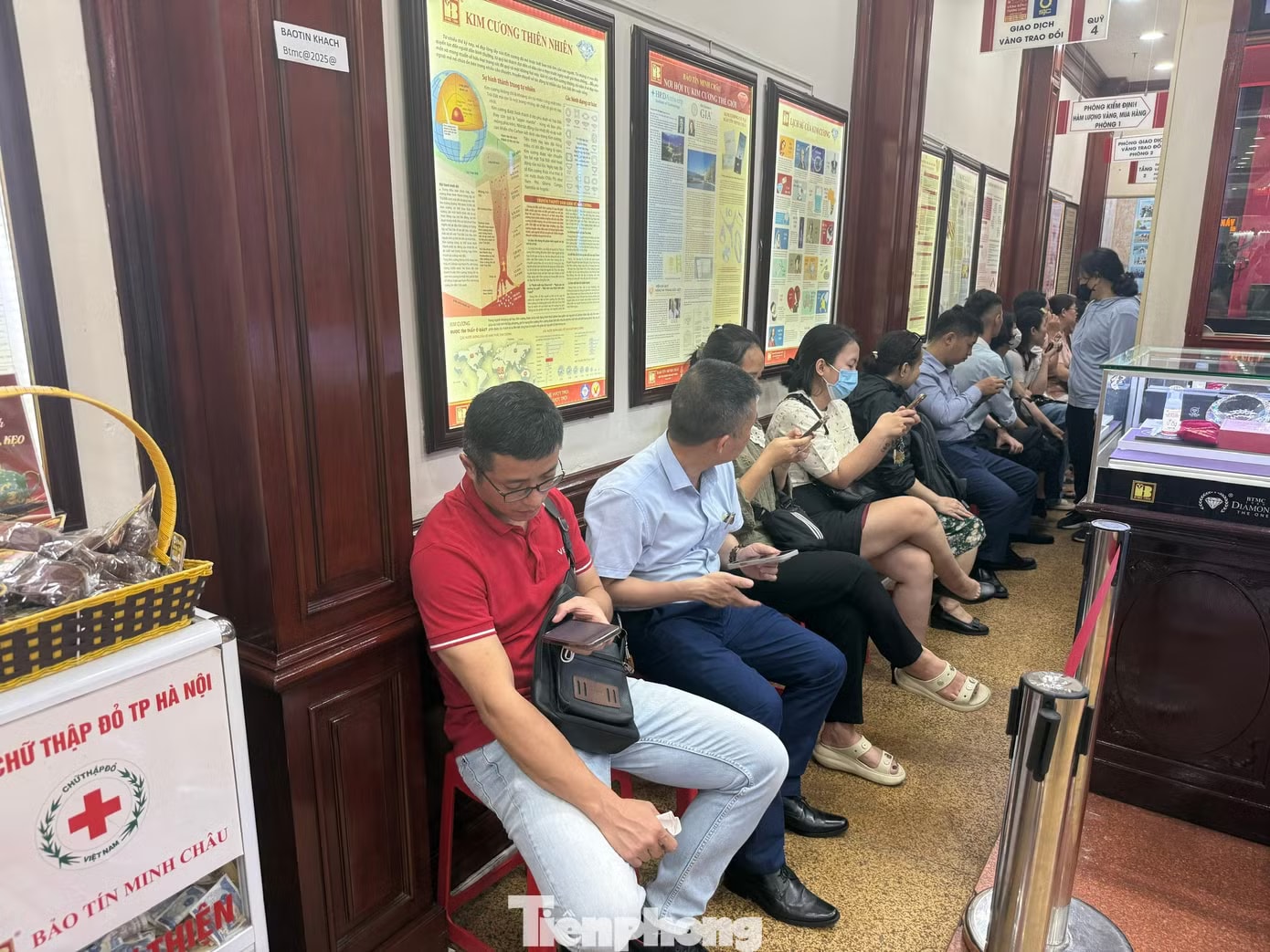 Khách ngồi chờ giao dịch trong cửa hàng Bảo Tín Minh Châu. Cửa hàng Bảo Tín Minh Châu tấp nập khách mua vàng - Ảnh 2.