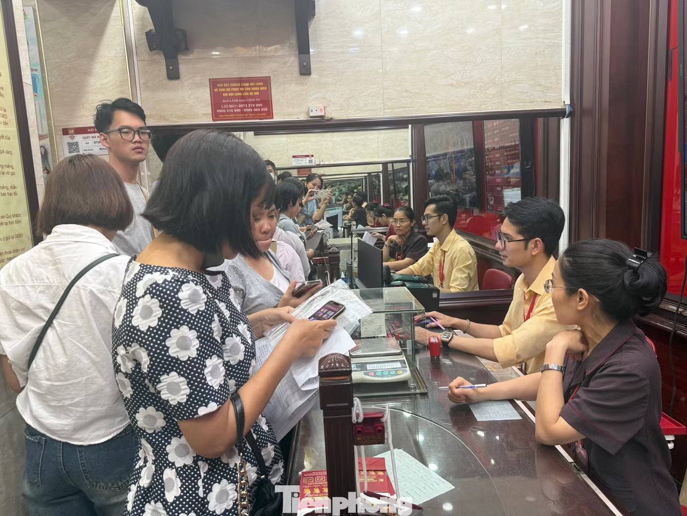 Sau khi mở cửa giao dịch vào lúc 9h sáng nay, cửa hàng ưu tiên khách lấy vàng theo giấy hẹn trước. Cửa hàng Bảo Tín Minh Châu tấp nập khách mua vàng - Ảnh 3.