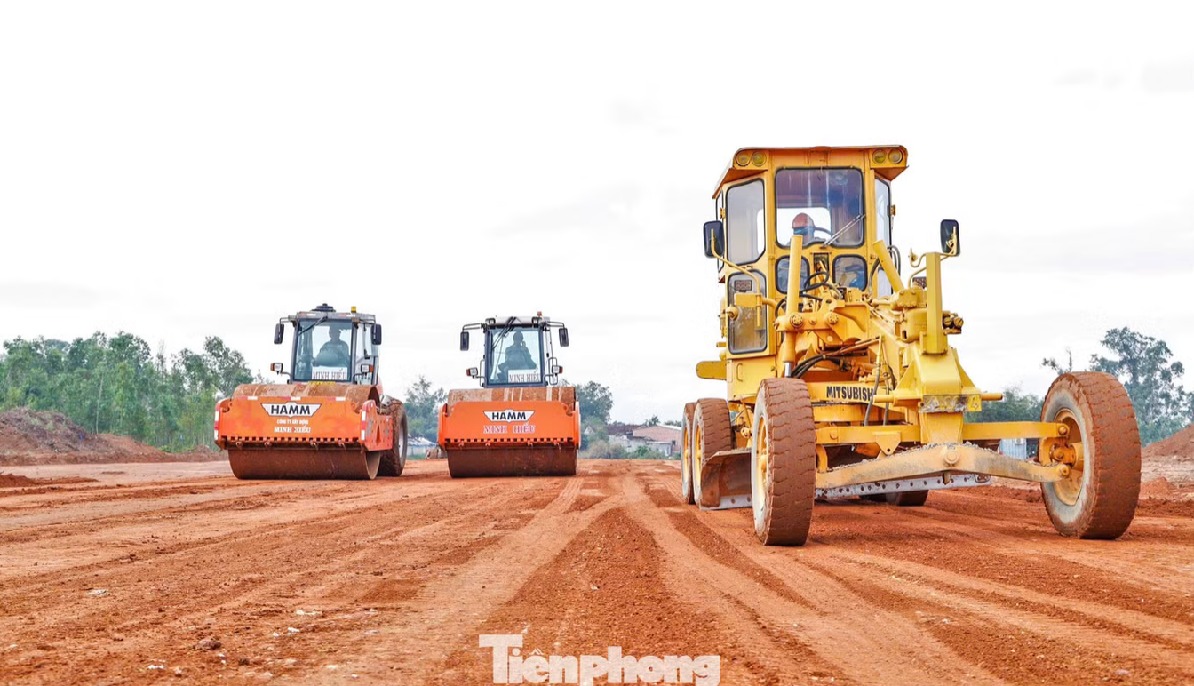 Kiểm tra cao tốc gần 44.000 tỷ băng qua 2 con đèo hiểm trở chạy dọc tỉnh lớn thứ 2 Việt Nam, lãnh đạo tỉnh chỉ đạo nóng ngay tại công trường- Ảnh 2.