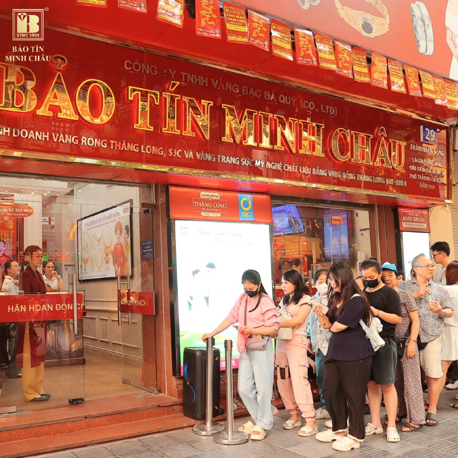 Người dân vẫn xếp hàng đến lấy vàng theo giấy hẹn (Ảnh: Bảo Tín Minh Châu)