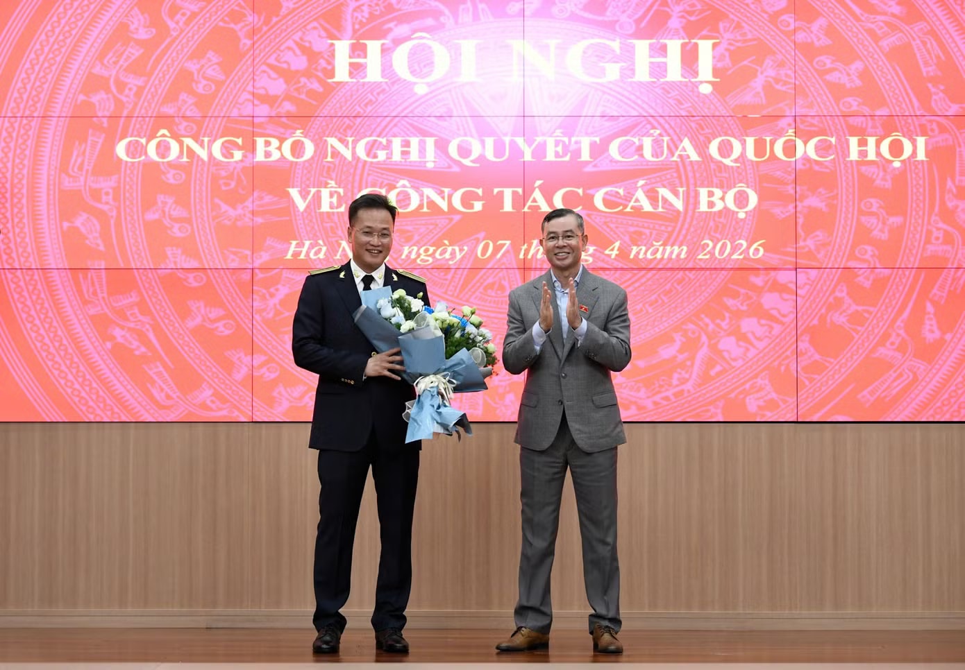 Nguyên Tổng Kiểm toán nhà nước Ngô Văn Tuấn chúc mừng ông Nguyễn Hữu Nghĩa. Cam kết của tân Tổng Kiểm toán nhà nước Nguyễn Hữu Nghĩa - Ảnh 5.