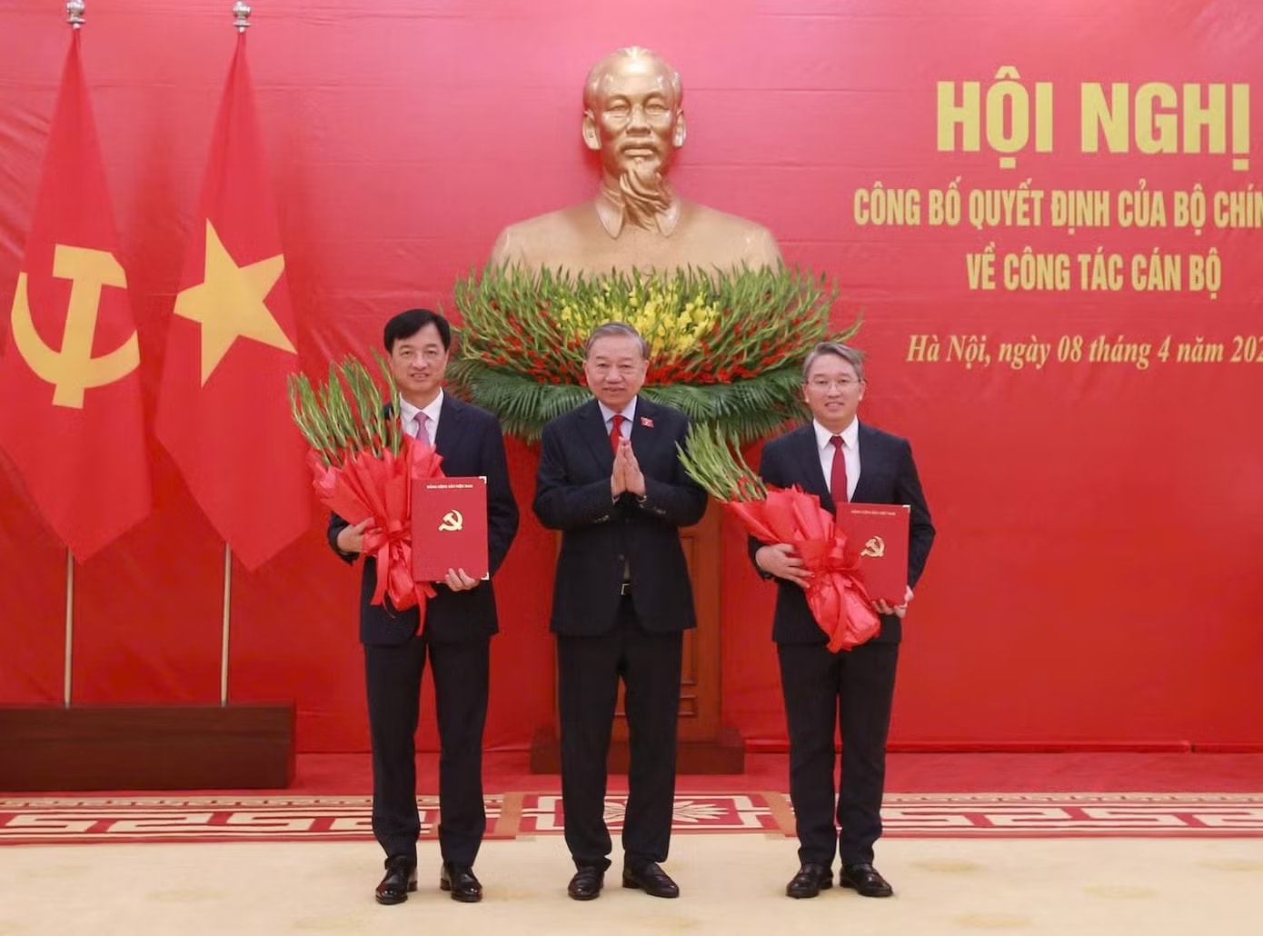 Tổng Bí thư, Chủ tịch nước Tô Lâm trao quyết định cho ông Nguyễn Duy Ngọc (ngoài cùng bên trái). Ảnh: PV. Bí thư Hà Nội Nguyễn Duy Ngọc làm Trưởng Ban Tổ chức Trung ương - Ảnh 1.
