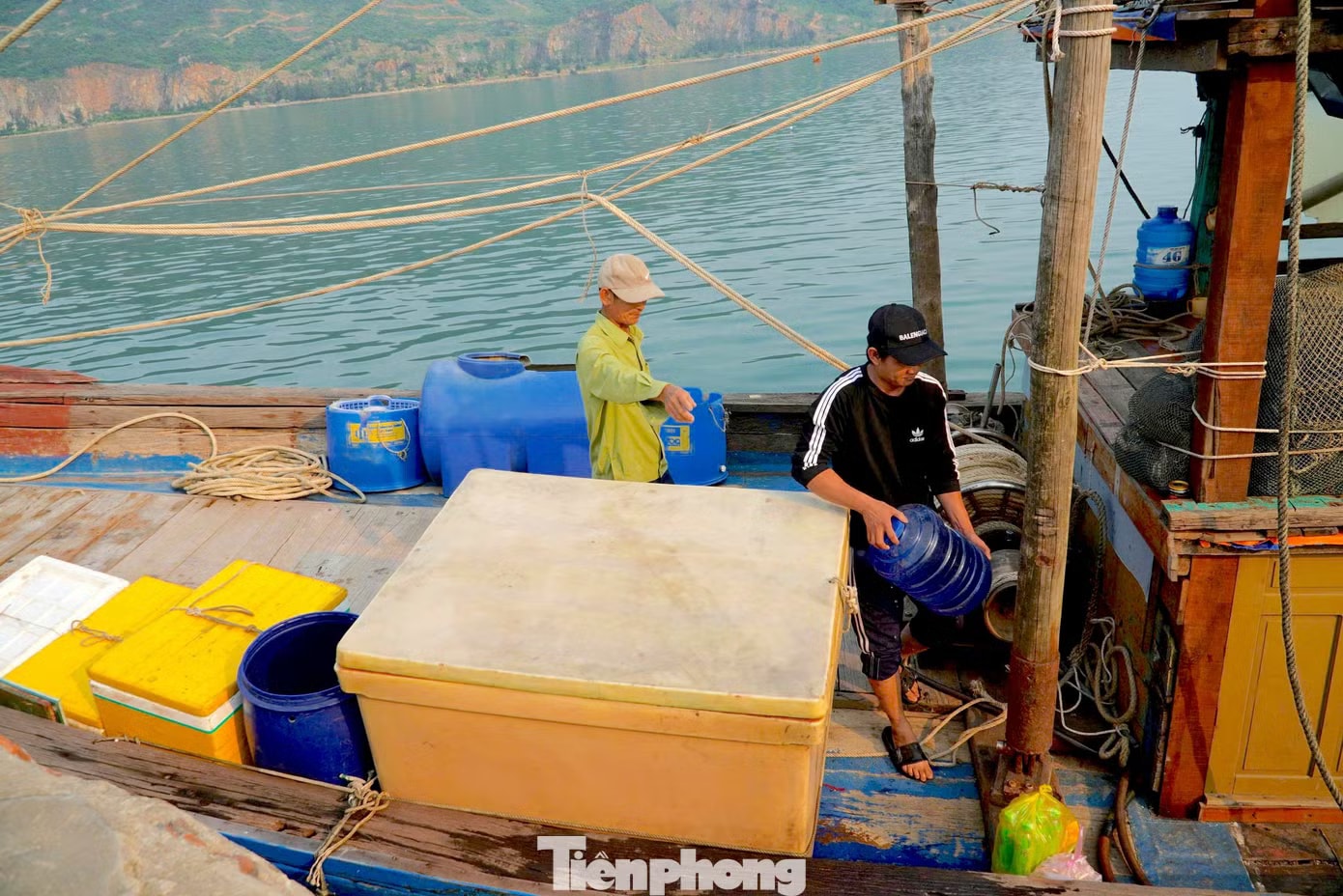 Thuyền của ngư dân chuẩn bị hàng hoá để ra khơi. Chuyến biển thu 3 tạ cá, vì sao tiền công chỉ 200.000 đồng/người? - Ảnh 2.