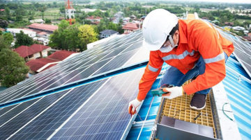 Điện mặt trời mái nhà kèm pin lưu trữ: Vì sao người dân còn e dè?