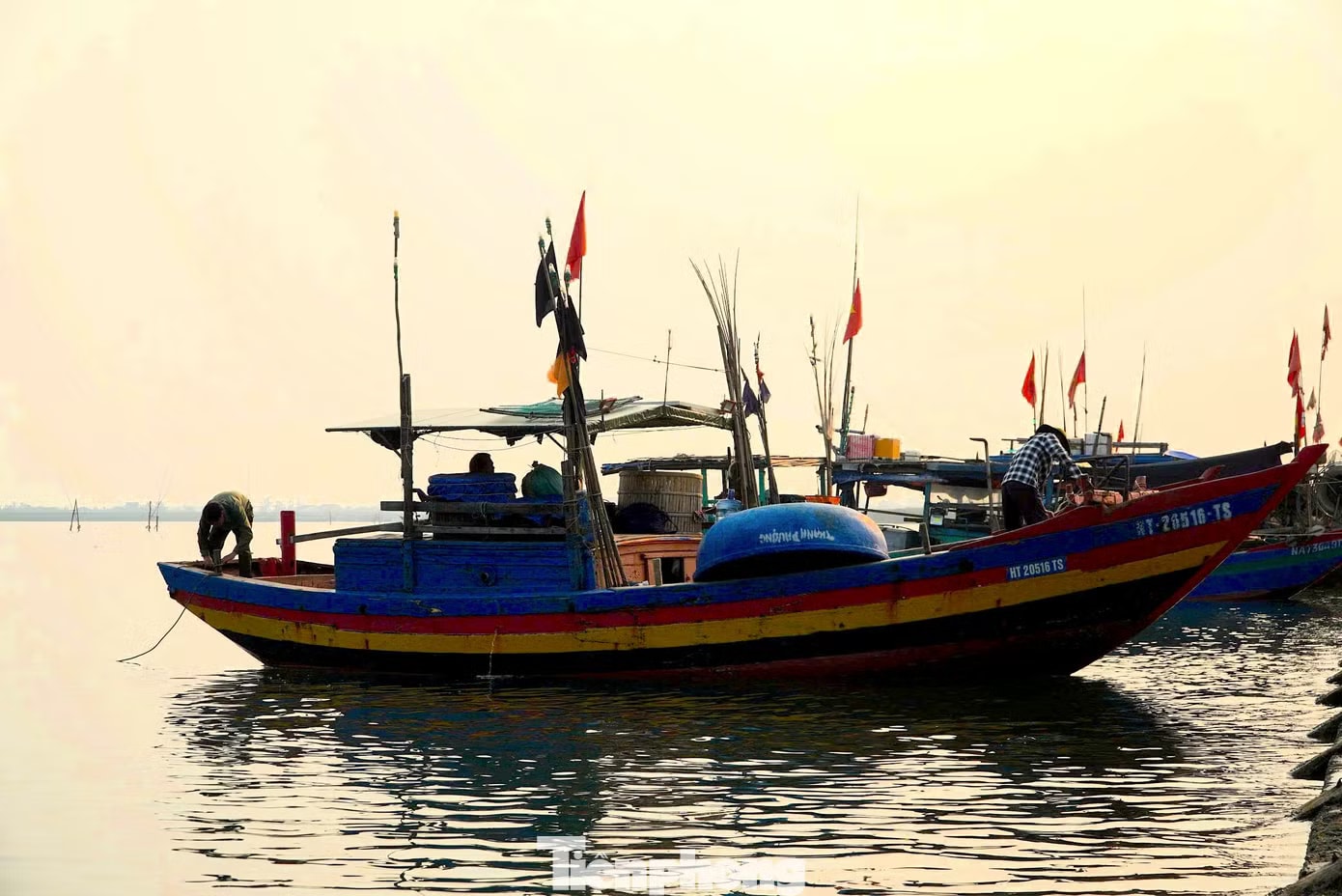 Nhiều tàu của ngư dân dừng vươn khơi do giá nhiên liệu tăng cao. Chuyến biển thu 3 tạ cá, vì sao tiền công chỉ 200.000 đồng/người? - Ảnh 5.
