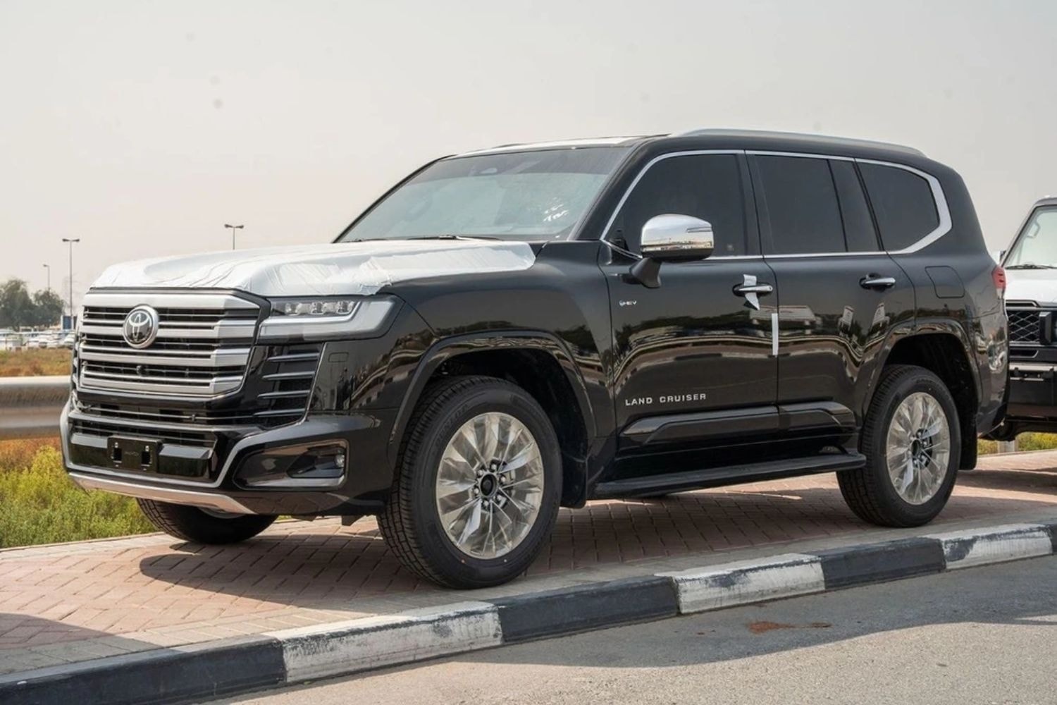 Toyota Land Cruiser LC300 hybrid 1