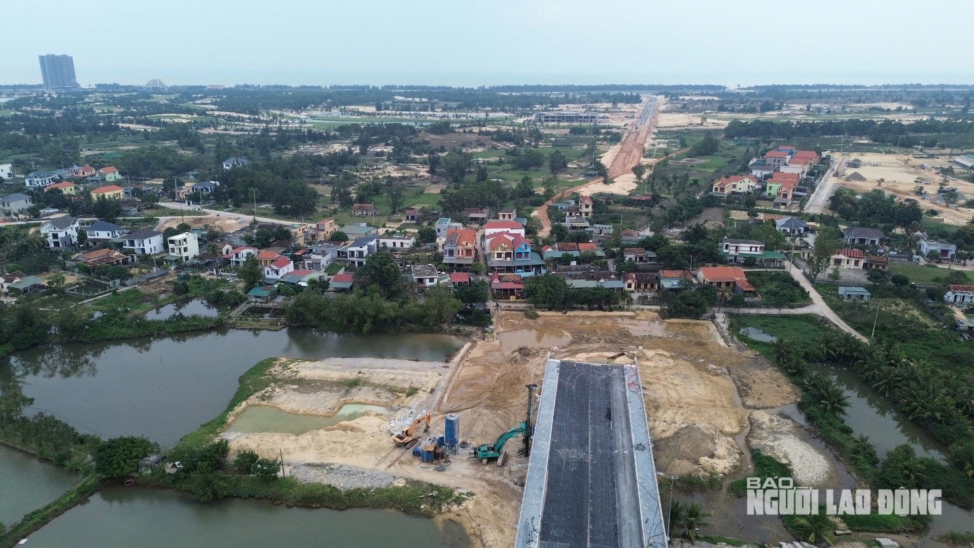 Cây cầu nghìn tỷ tại tỉnh hẹp nhất Việt Nam đã sáng đèn nhưng vẫn chưa thông xe- Ảnh 3. Cây cầu nghìn tỷ tại tỉnh hẹp nhất Việt Nam đã sáng đèn nhưng vẫn chưa thông xe- Ảnh 3.