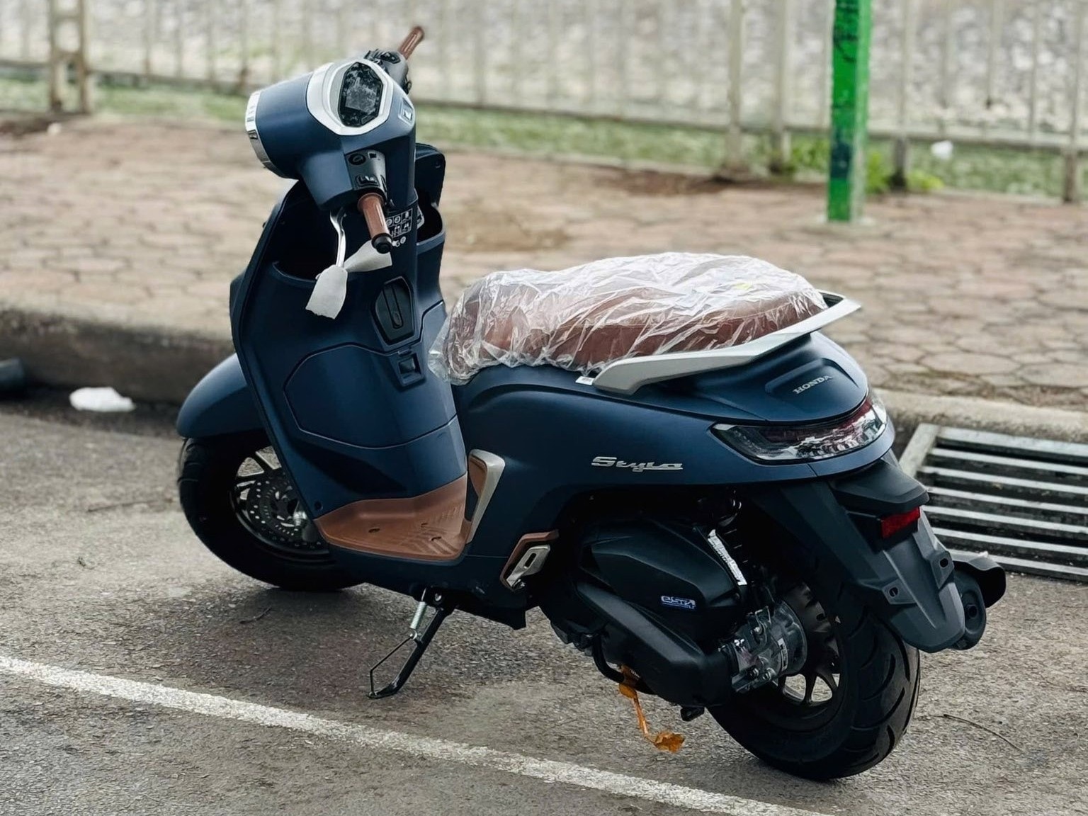 cdnphoto.dantri.com.vn-hzglwjxhze35cn6pu6pwjwpdu8k-2026-04-07-_honda-stylo-nhap-tu-dang-giong-yamaha-grande-gia-ngang-sh-chinh-hang-anh2-1775546994896.jpg