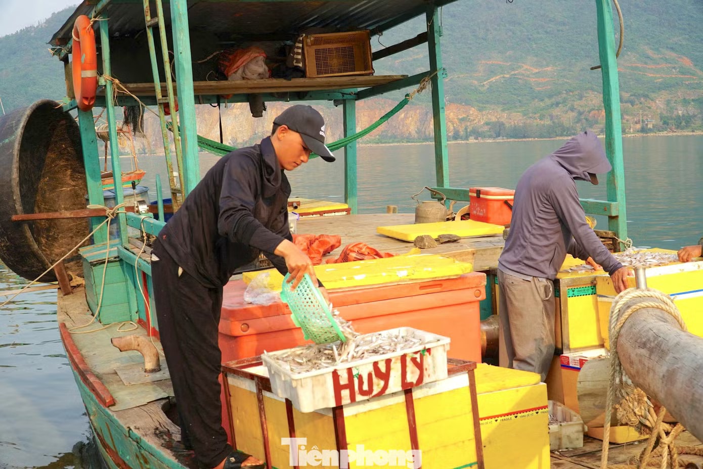 Thuyền của ngư dân Huy cập bến với khoảng 3 tạ cá cơm. Chuyến biển thu 3 tạ cá, vì sao tiền công chỉ 200.000 đồng/người? - Ảnh 1.
