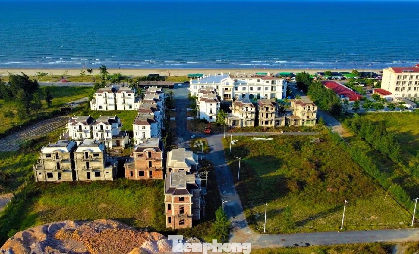 Theo ghi nhận, dự án đến nay đã hoàn thành hạng mục nhà hàng ẩm thực, nhưng nhiều hạng mục chính như khách sạn 9 tầng vẫn chưa hoàn thiện. Trước đây, dự án từng bị bỏ hoang, nhưng vào thời điểm tháng 4/2026, phóng viên ghi nhận có một số ít công nhân đang tiến hành thi công trở lại tại công trường. Trầy trật 'số phận' dự án nghỉ dưỡng ven biển hơn 450 tỷ - Ảnh 5.