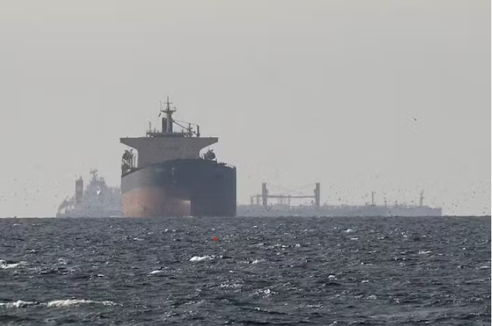 Hàng trăm tàu mắc kẹt ở khu vực gần eo biển Hormuz vì chiến sự Iran những tuần qua. (Ảnh: Reuters) Hơn 15 quốc gia lên kế hoạch hỗ trợ lưu thông qua eo biển Hormuz - Ảnh 1.