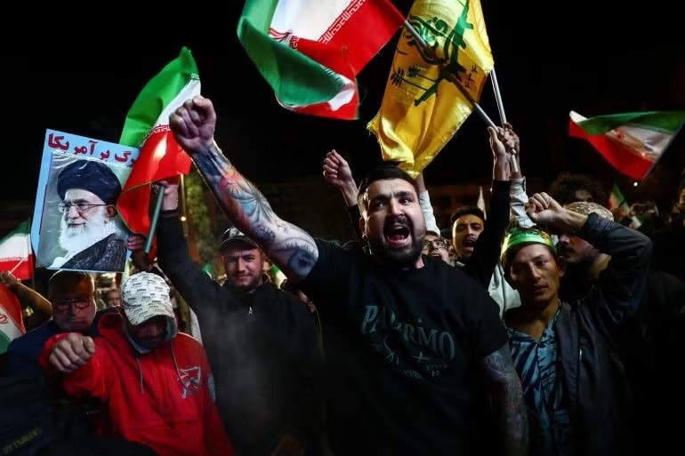 Nhiều người dân Iran tỏ ra hoài nghi về lệnh ngừng bắn. (Ảnh: Reuters) Người Iran hoài nghi về thỏa thuận ngừng bắn - Ảnh 1.