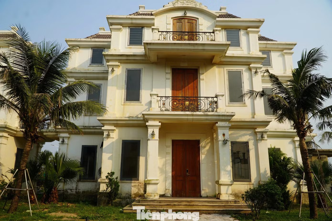 Liên quan đến vấn đề này, đại diện UBND xã Lộc Hà cho biết sau thời gian dài dừng hoạt động và bỏ hoang, dự án đã được điều chỉnh tiến độ và tăng tổng mức đầu tư. Chính quyền địa phương kỳ vọng việc tái triển khai sẽ góp phần thúc đẩy phát triển du lịch biển trên địa bàn. Trầy trật 'số phận' dự án nghỉ dưỡng ven biển hơn 450 tỷ - Ảnh 13.